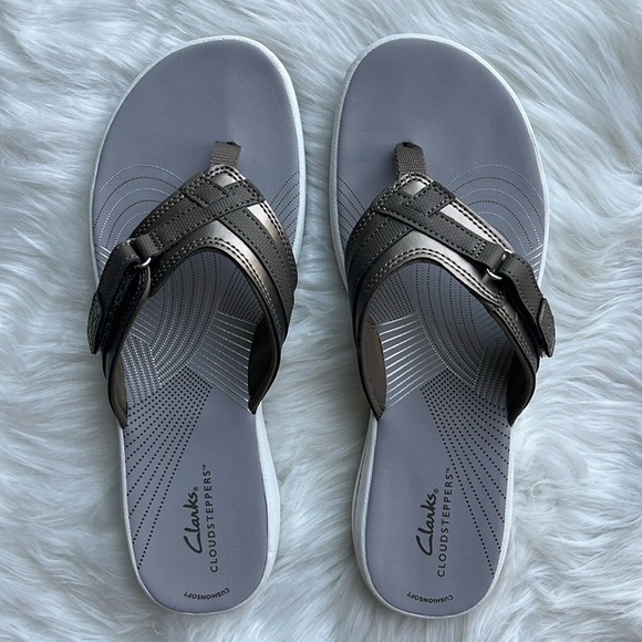 🆕 Clarks Women’s Sandals Cloudsteppers Breeze Sea Flip Flop Pewter Color Size 10 - Picture 2 of 8